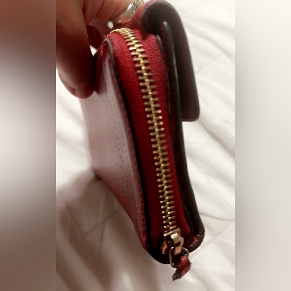 Gucci
GG Logo Leather Continental Wallet Zip around 8β X 5β - Picture 7 of 10